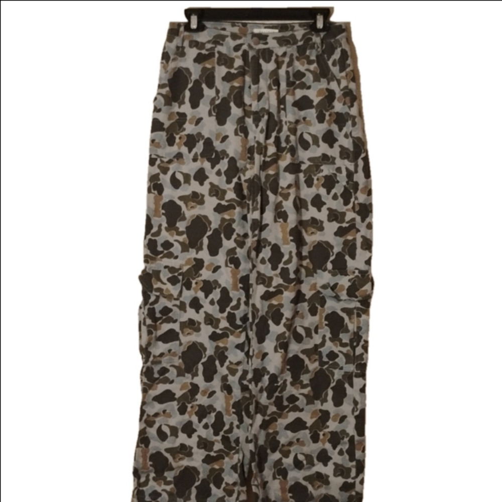 Baevely wide legged camo print pants. Super fit and style. Size medium.